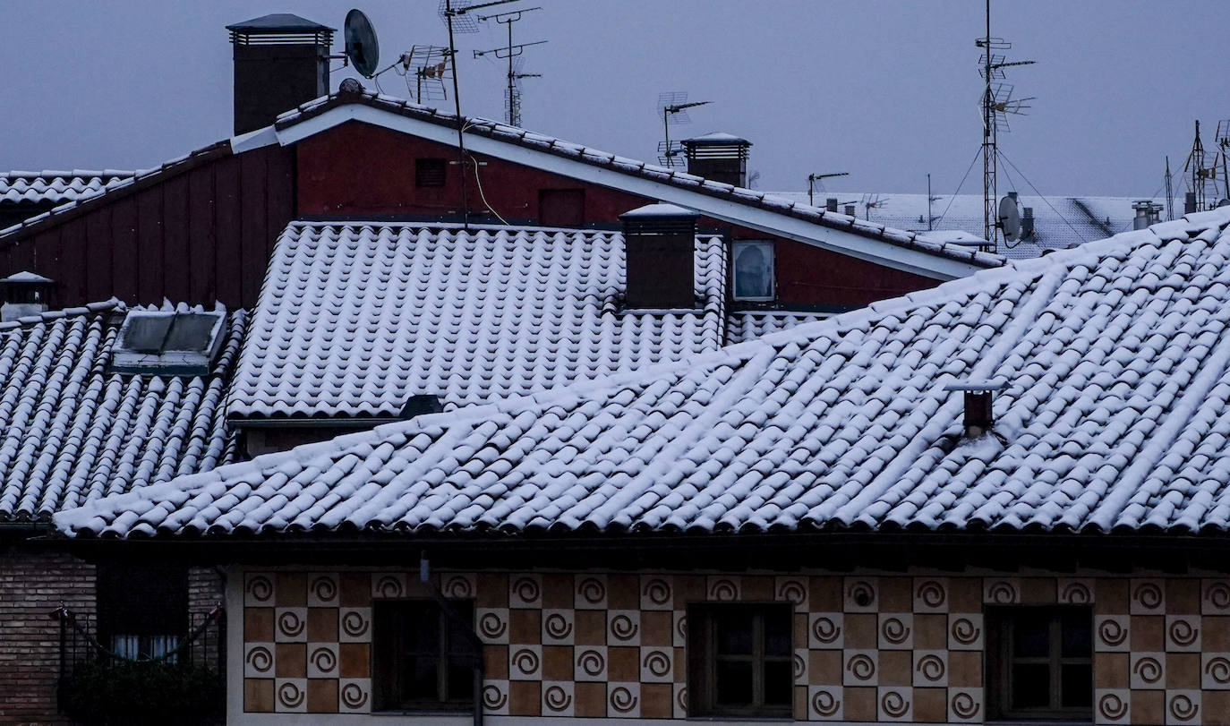 Fotos: La nieve complica el domingo en Vitoria y Álava