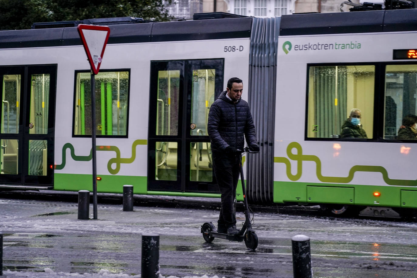 Fotos: La nieve complica el domingo en Vitoria y Álava