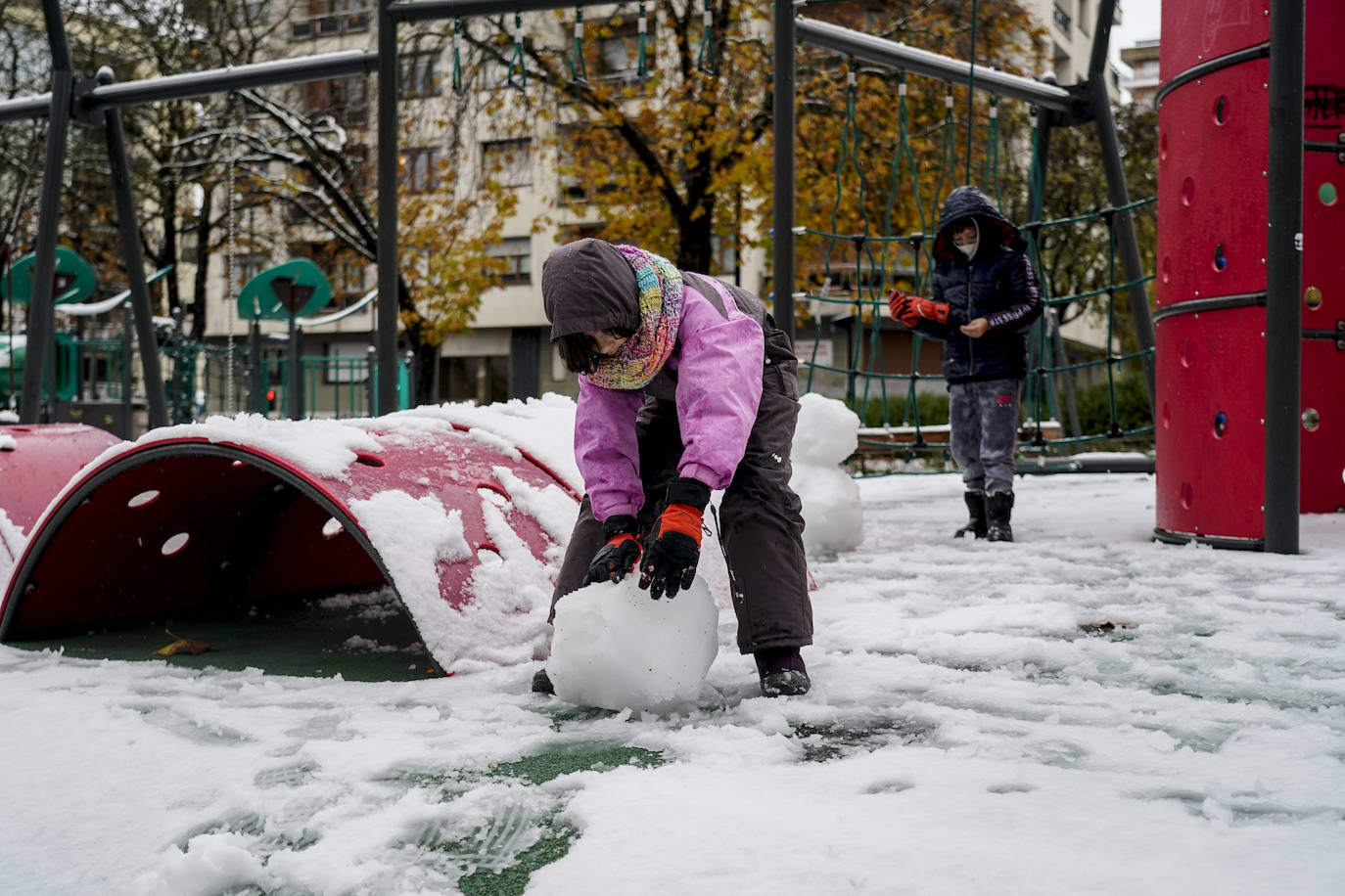 Fotos: La nieve complica el domingo en Vitoria y Álava