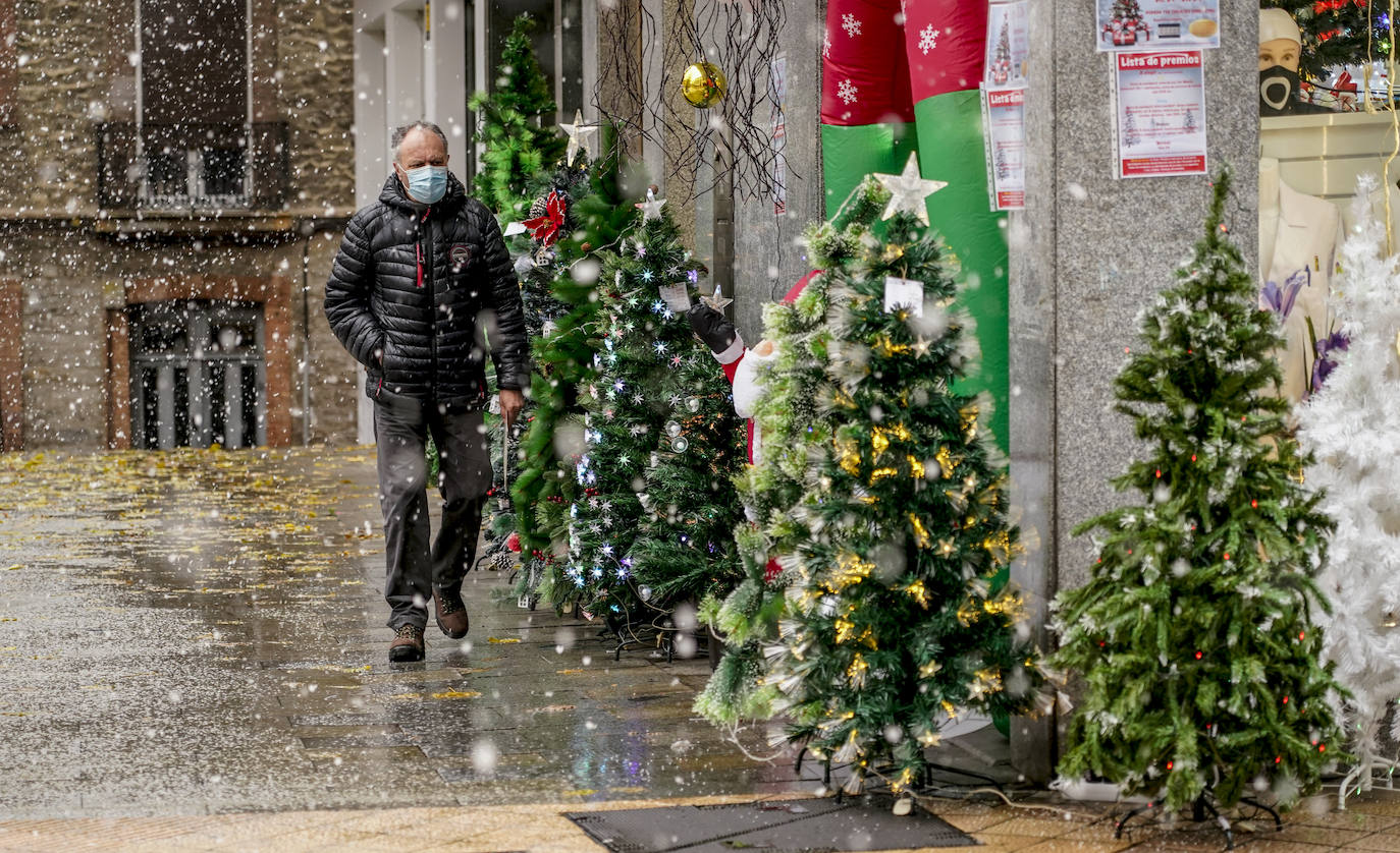 Fotos: La nieve complica el domingo en Vitoria y Álava