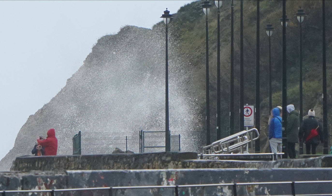 Fuerte viento en Ereaga y el Puerto Viejo de Algorta.