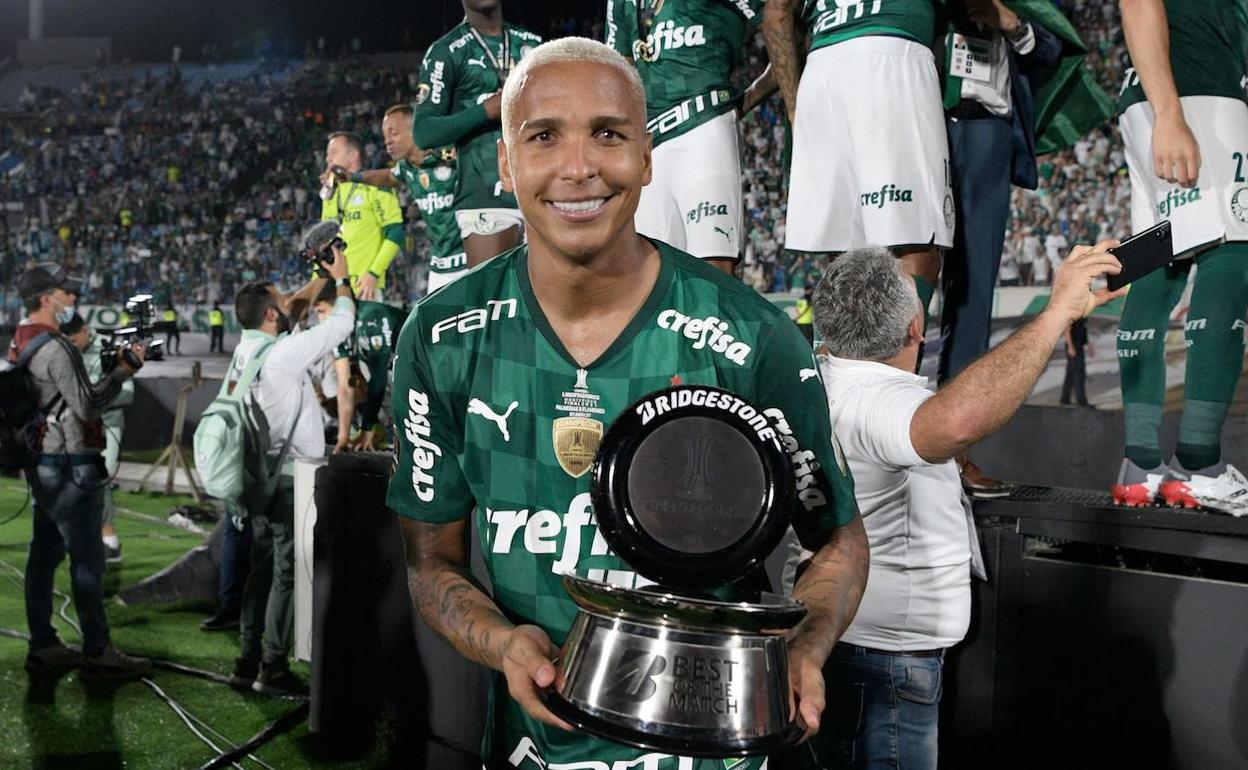 Deyverson, con el trofeo que le acredita como mejor futbolista de la final. 