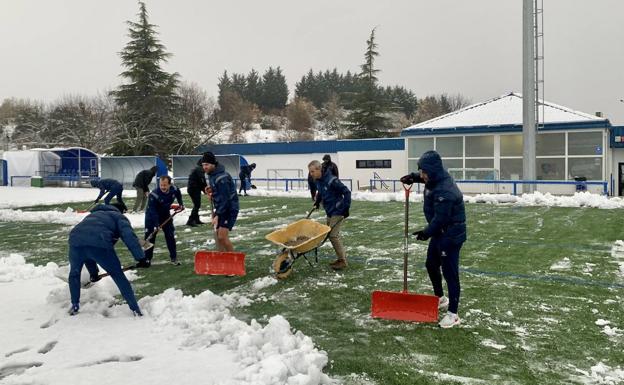 Miembros del equipo, en plena retirada de la nieve acumulada.