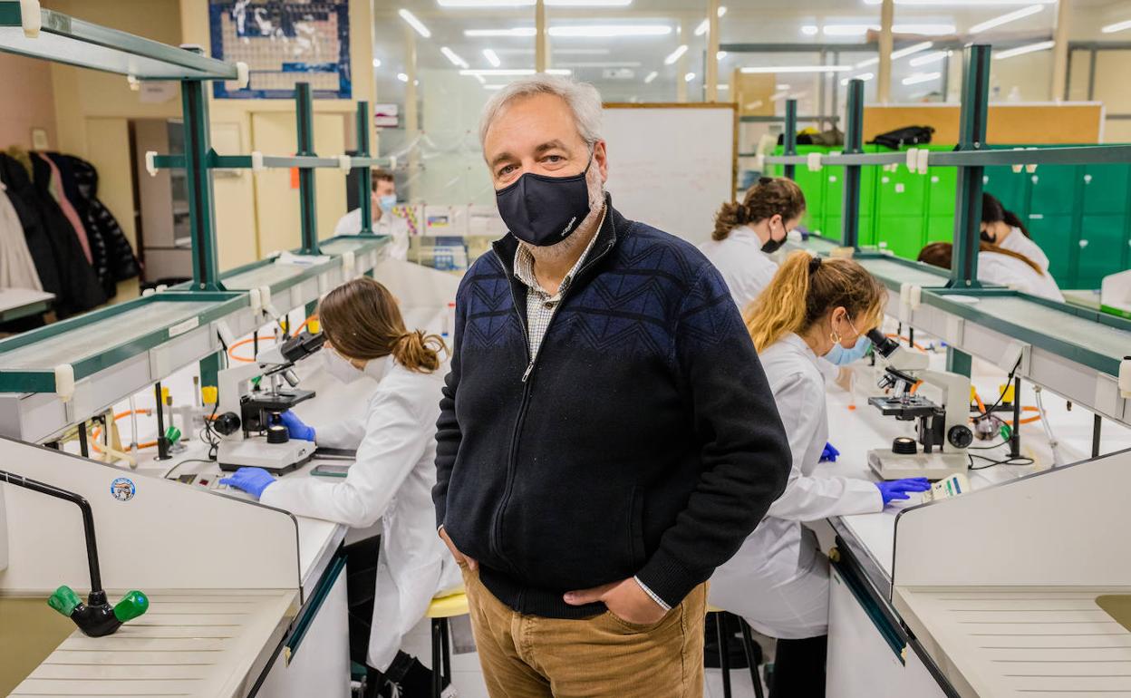 Nacho Eguizábal posa en un laboratorio del campus de Egibide Nieves Cano mientras las alumnas realizan prácticas.