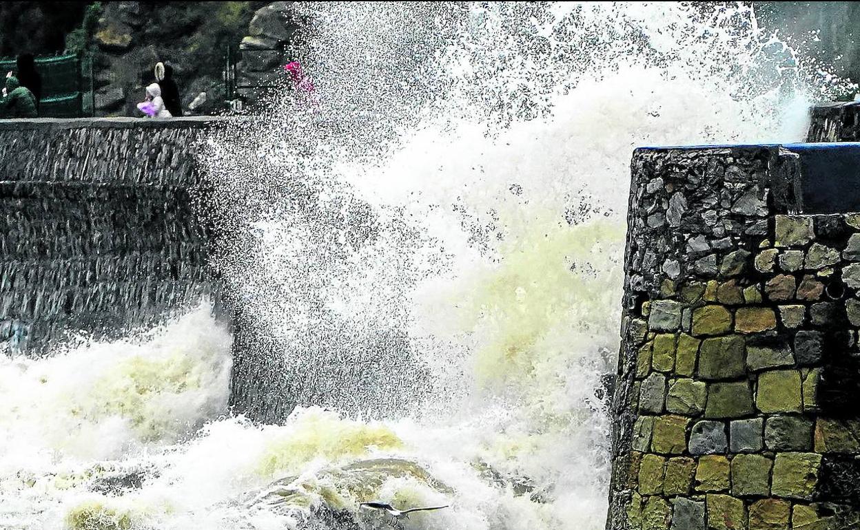 Las olas superaron los cuatro metros de altura en el Puerto Viejo de Algorta.