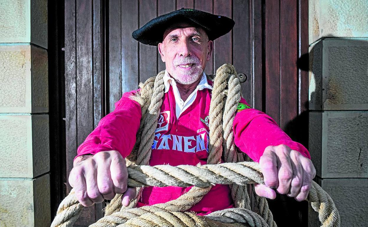 José Antonio Goirigolzarri 'Litri', con una de las muchas txapelas que ha ganado, agarra una cuerda en la entrada de su casa en Gatika.