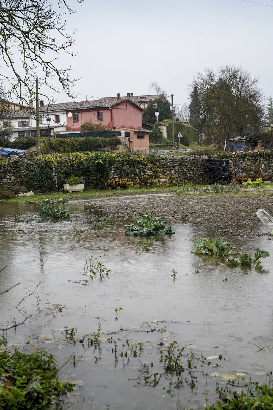 Fotos: El deshielo y las balsas de agua cortan carreteras en Álava y dejan sin colegio a niños de Valdegovía