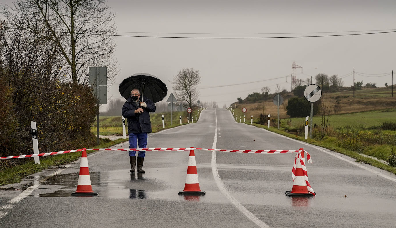 Fotos: El deshielo y las balsas de agua cortan carreteras en Álava y dejan sin colegio a niños de Valdegovía