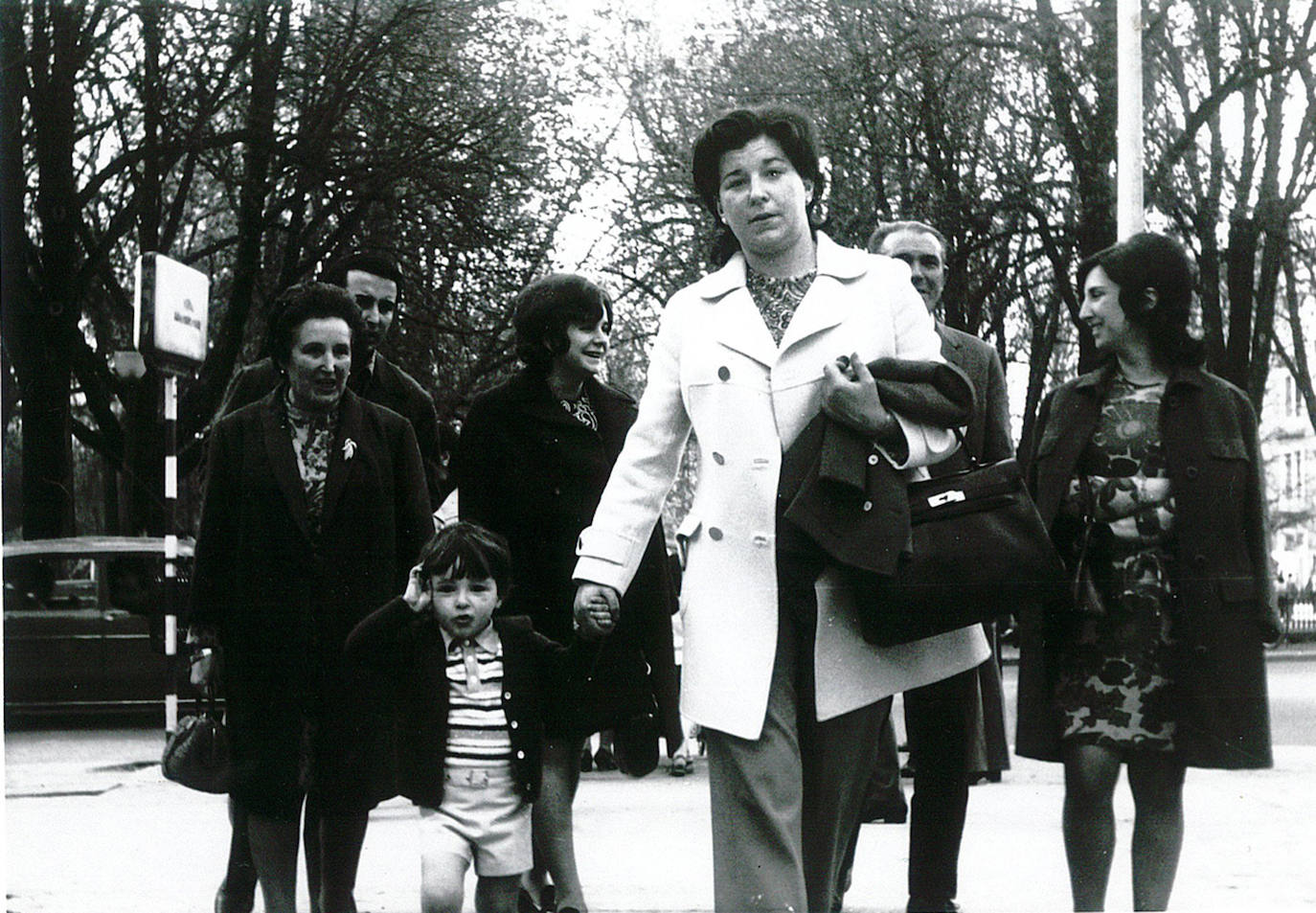 Miren, con su hijo Joseba de la mano, de paseo a principios de los 70.