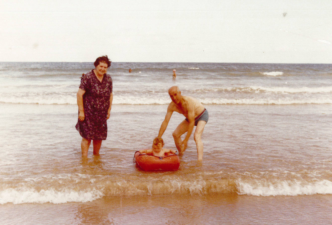 Joseba, con sus abuelos maternos, Lola y Aurelio, en la playa.