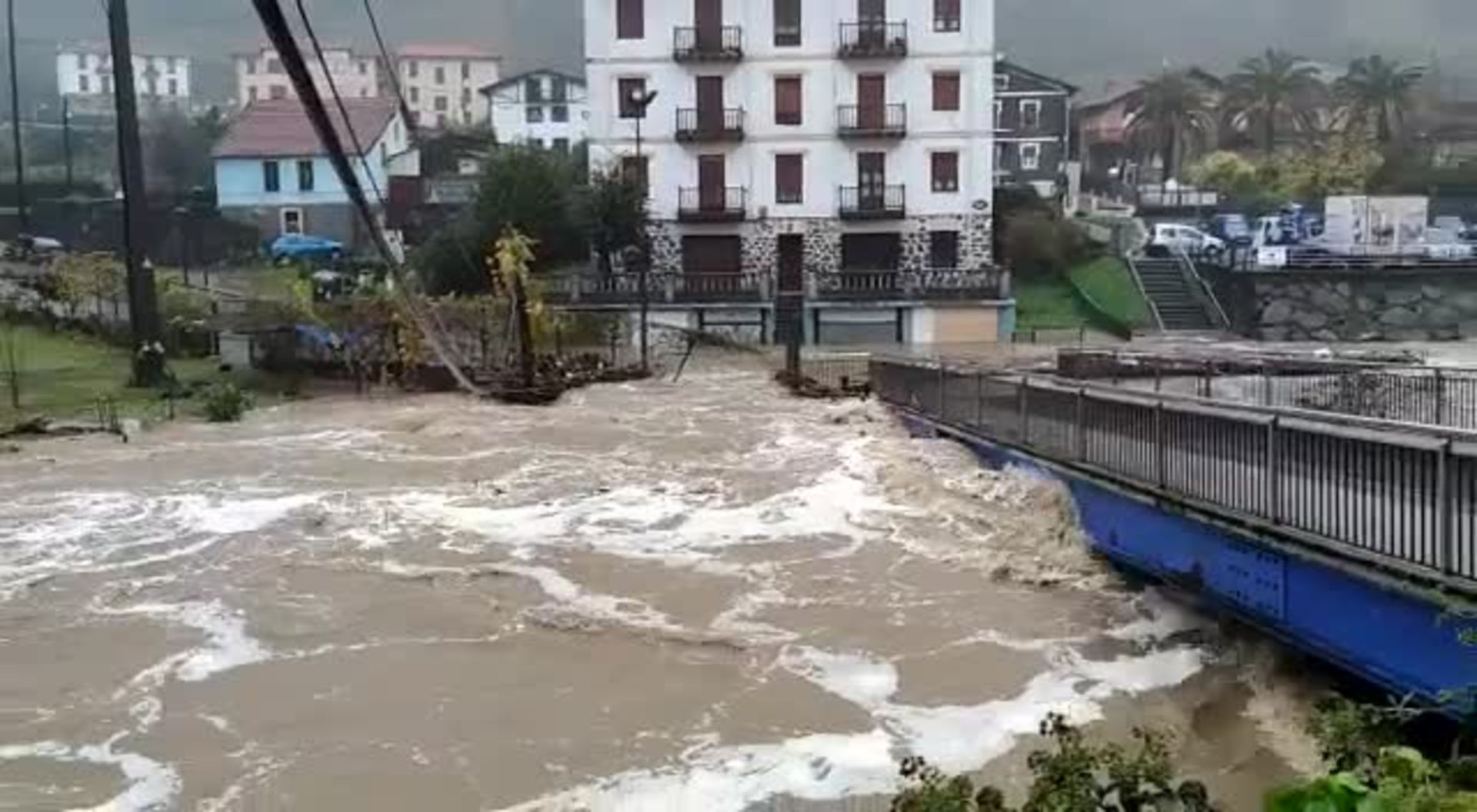 El río Cadagua desbordado en Alonsotegi