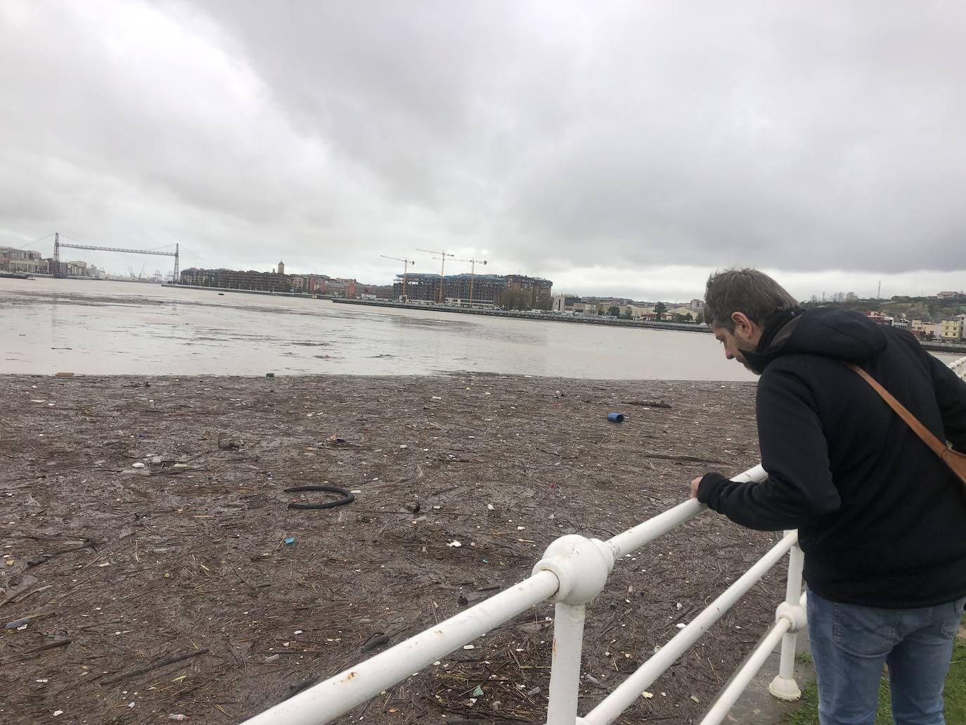 La ría a su paso por Sestao.