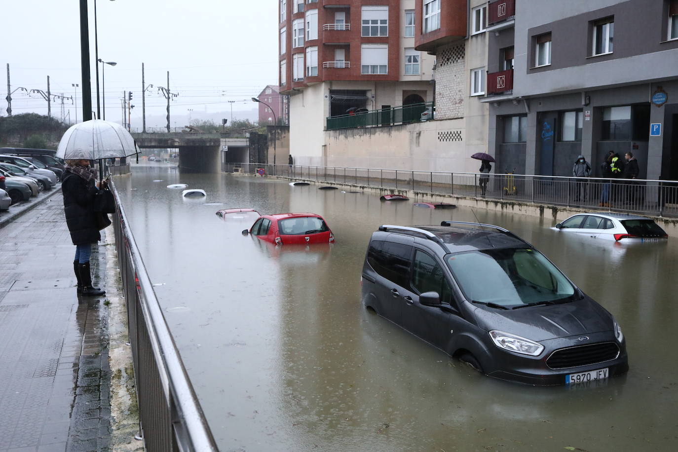 Coches cubiertos por el agua en Zorroza tras el desbordamiento del río Cadagua.