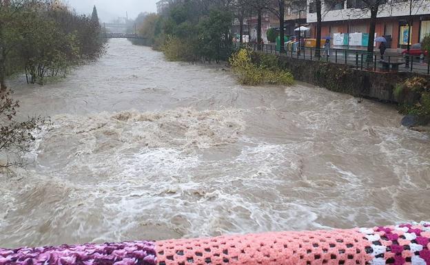 Imagen principal - Los efectos del temporal: Aparcamientos desalojados y balsas de agua en Ayala