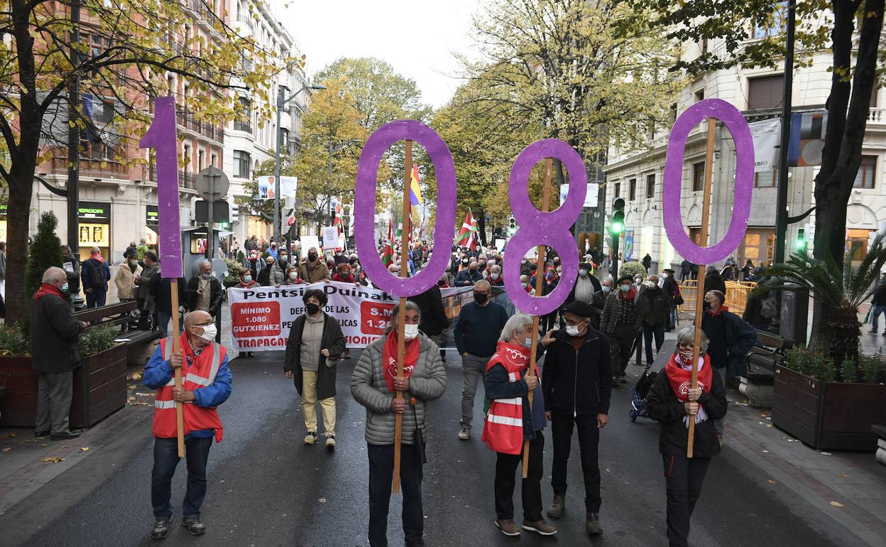 En la última manifestación de pensionistas que tuvo lugar en Bilbao se volvió a exigir que la pensión mínima llegue hasta los 1.080 euros. 