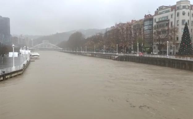 La ría, a su paso por el puente del Ayuntamiento de Bilbao.