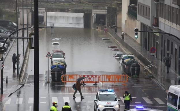 «Estamos con los dedos cruzados para que el agua no entre a los negocios», dicen los vecinos de Zorroza