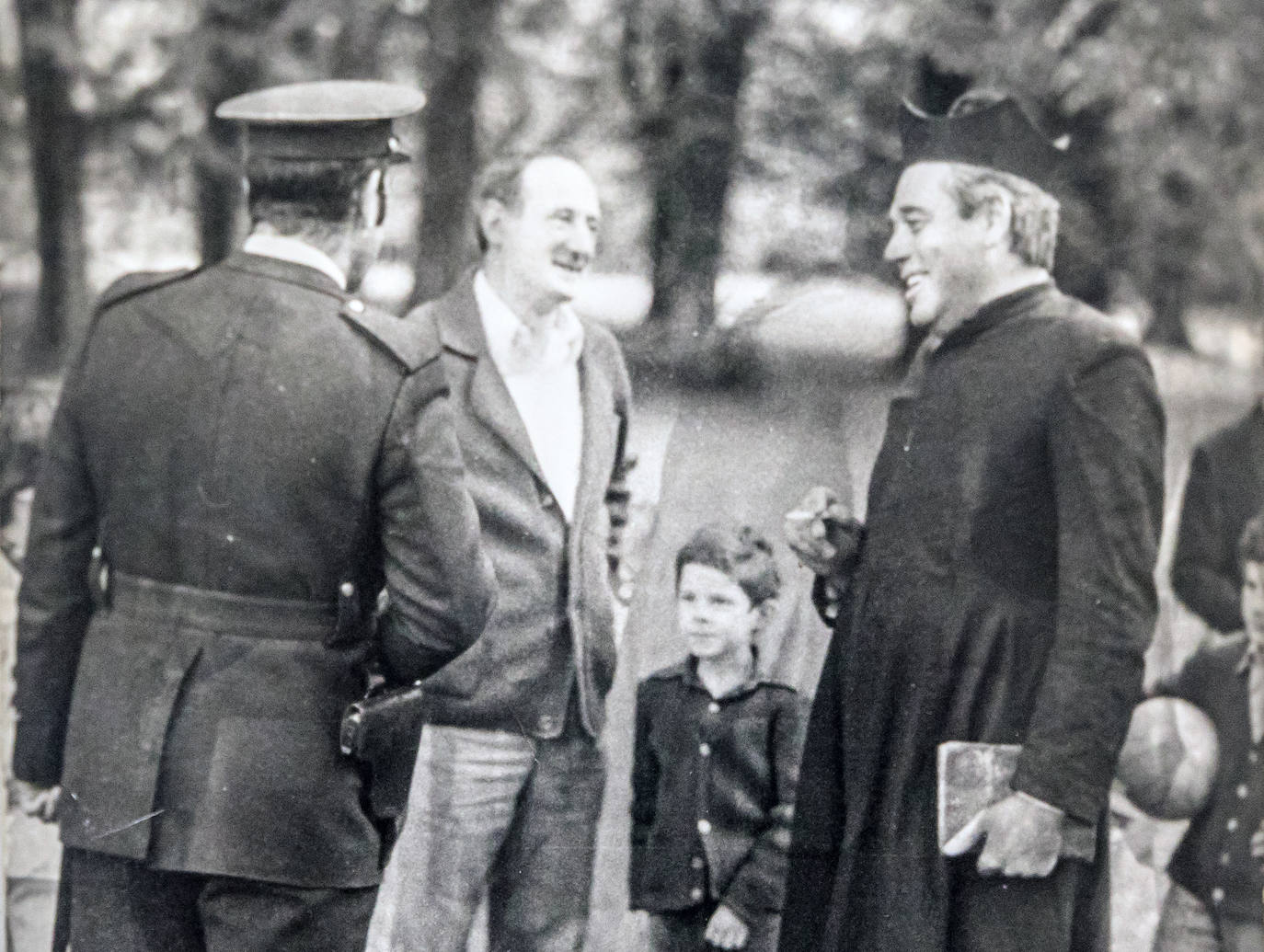 José Luis Rabasco, hermano de Manuel, caracterizado de cura, durante el rodaje de ‘El Sacamantecas’, de 1979. Dirigida por Jesús del Val, fue financiada por «bolsillos particulares» de Vitoria. La mayoría de sus actores fueron vecinos como José Luis, que 'confesó' al asesino.