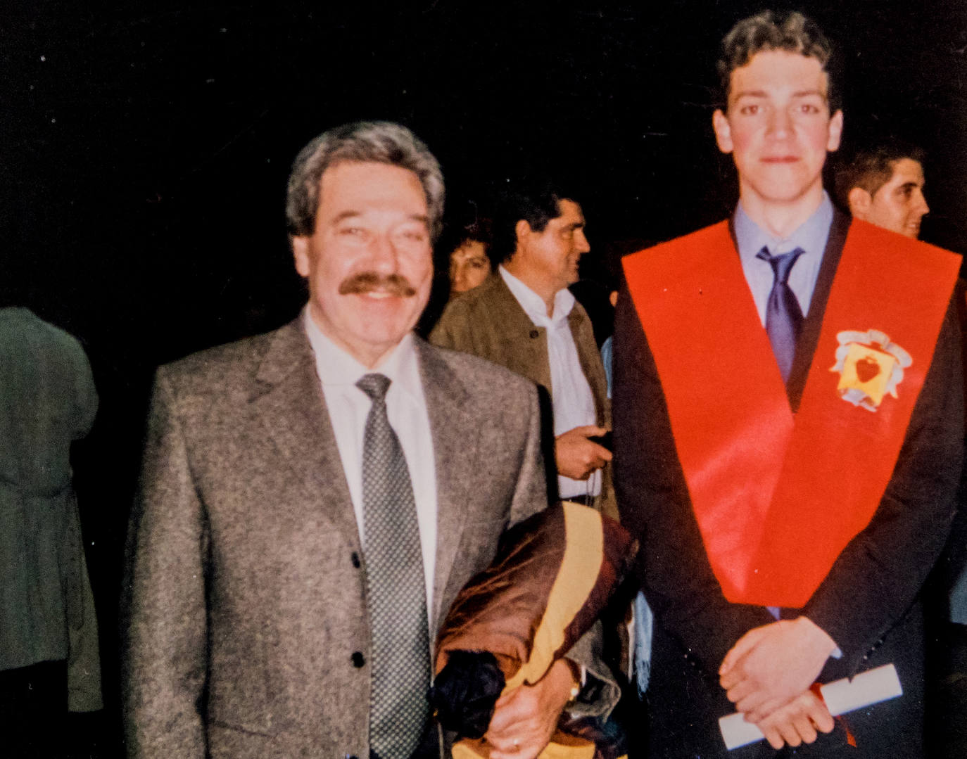 Manuel y Roberto Rabasco durante la graduación del hijo pequeño como ingeniero informático. Estudió la diplomatura en Álava y se licenció en Navarra.