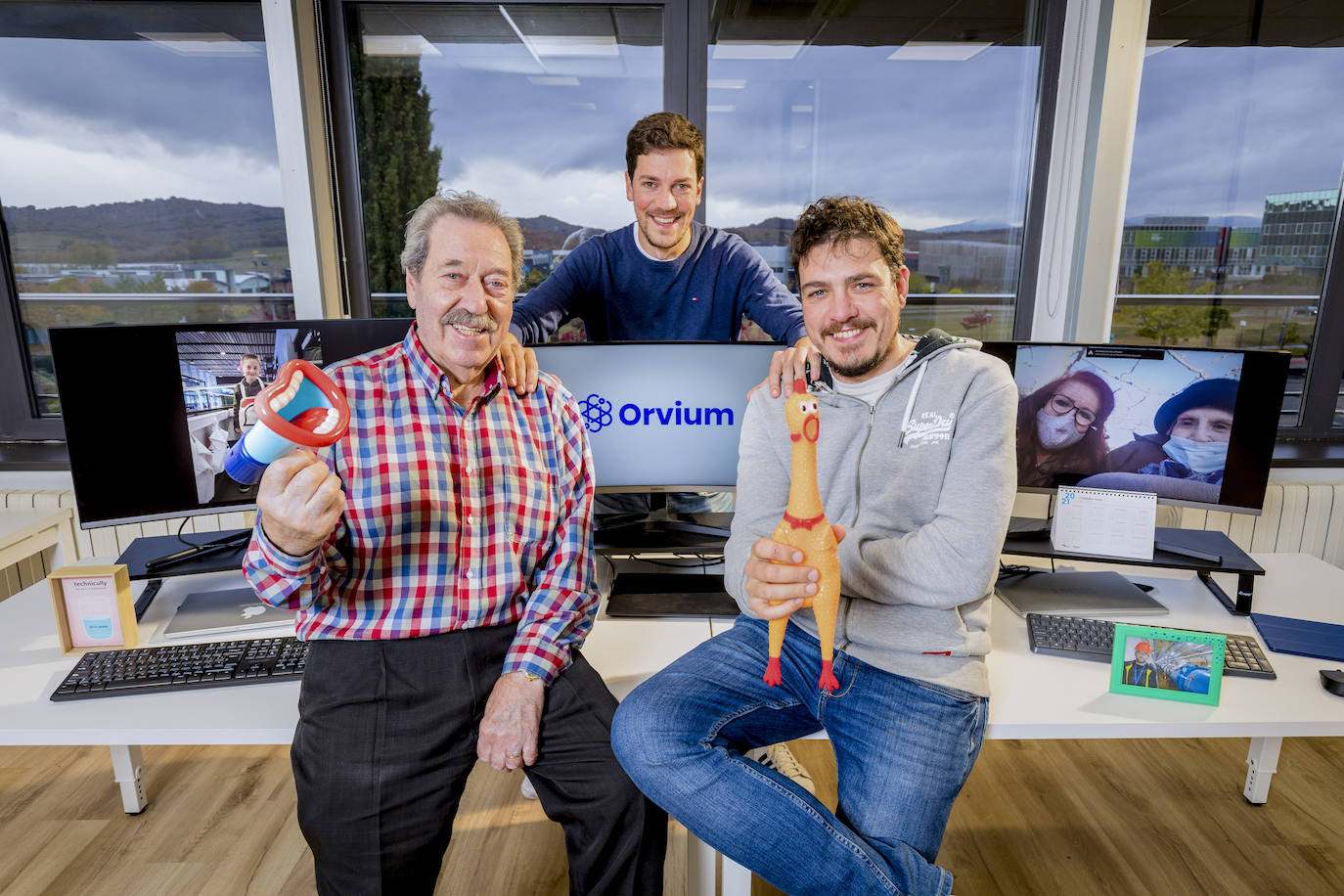 Manuel Rabasco (padre), Roberto y Manuel (hijo), en la sede de Orvium, la empresa tecnológica que fundó el segundo en el Parque Tecnológico de Miñano.