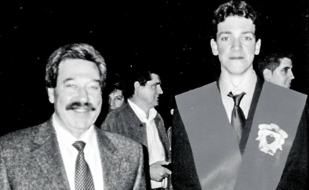 Galería. Manuel y Roberto Rabasco durante la graduación del hijo pequeño como ingeniero informático.