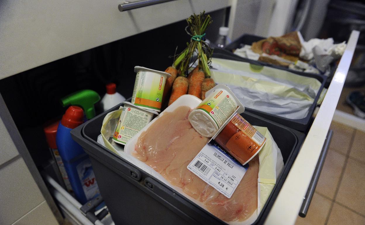 Comida caducada en la basura.