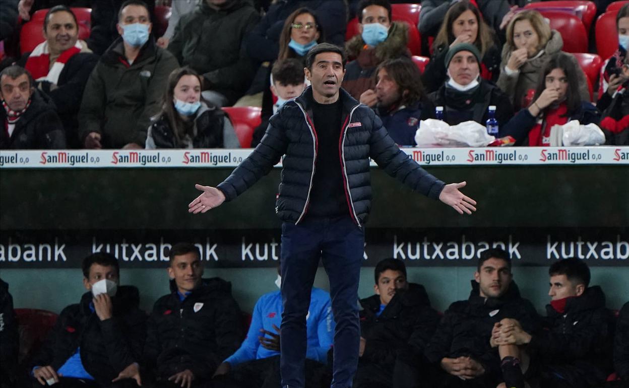 Marcelino pide explicaciones a sus hombres en el choque ante el Granada. 