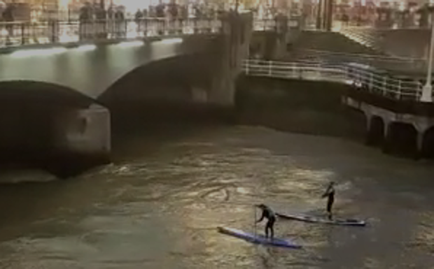 Inundaciones en Bizkaia: Dos aficionados al paddle surf desafían al Nervión embravecido