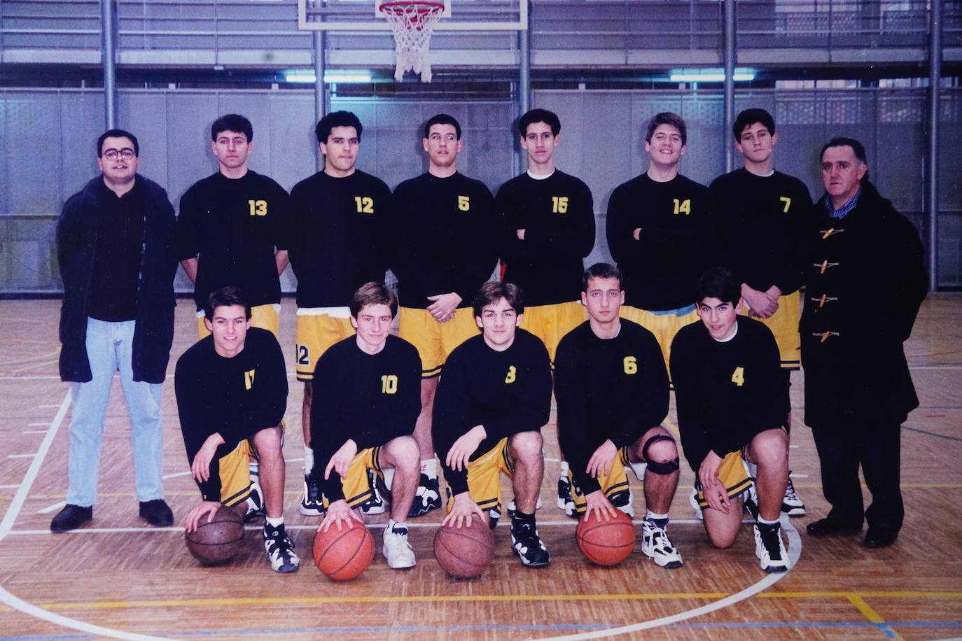 Ander posa con el número 8 en su etapa de San Viator. Su padre, Juan, era el entrenador. Con el número 15, el exbaskonista Edu Hernández y con el 7, Víctor Llanos, que llegó a emplearse en el Araberri.