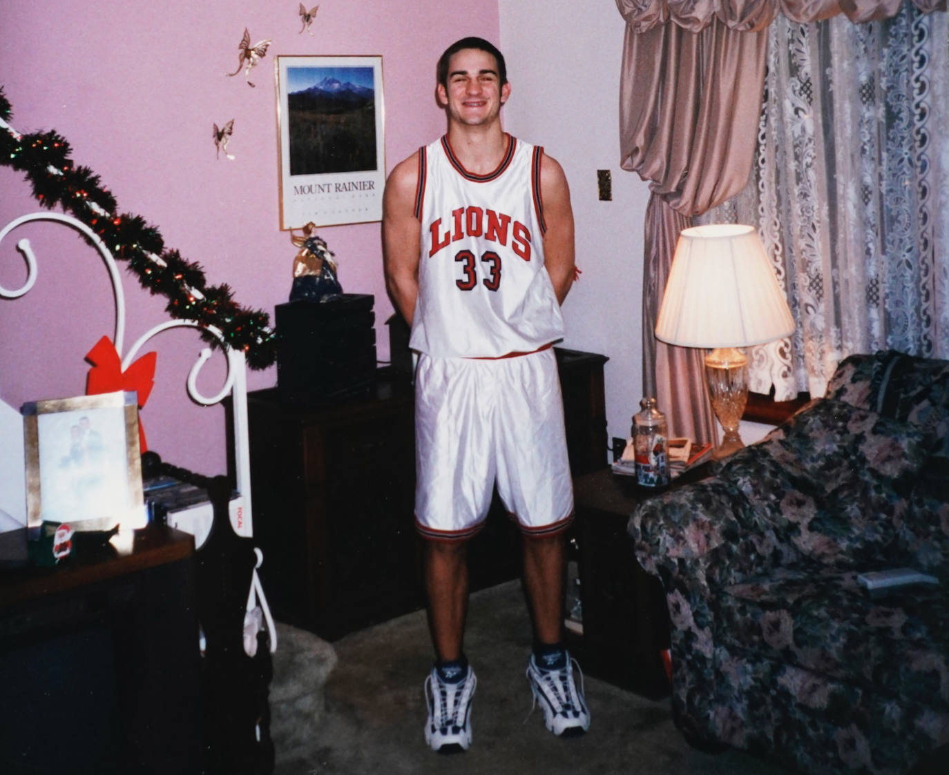 Ander posa con otra de sus equipaciones de sus años en la Lee University.