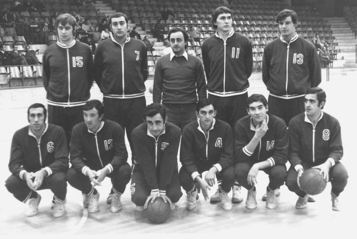 El Baskonia de la campaña 1973-74 siempre será recordado por contar con el primer extranjero. Ese honor recayó en el canadiense Phil Tollestrup (el dorsal 11). Ortiz de Pinedo posa en una esquina con su sempiterno número 8.