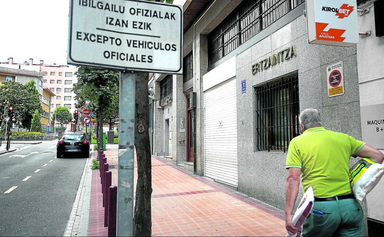 La comisaría de Barakaldo está en la calle Elkano. 