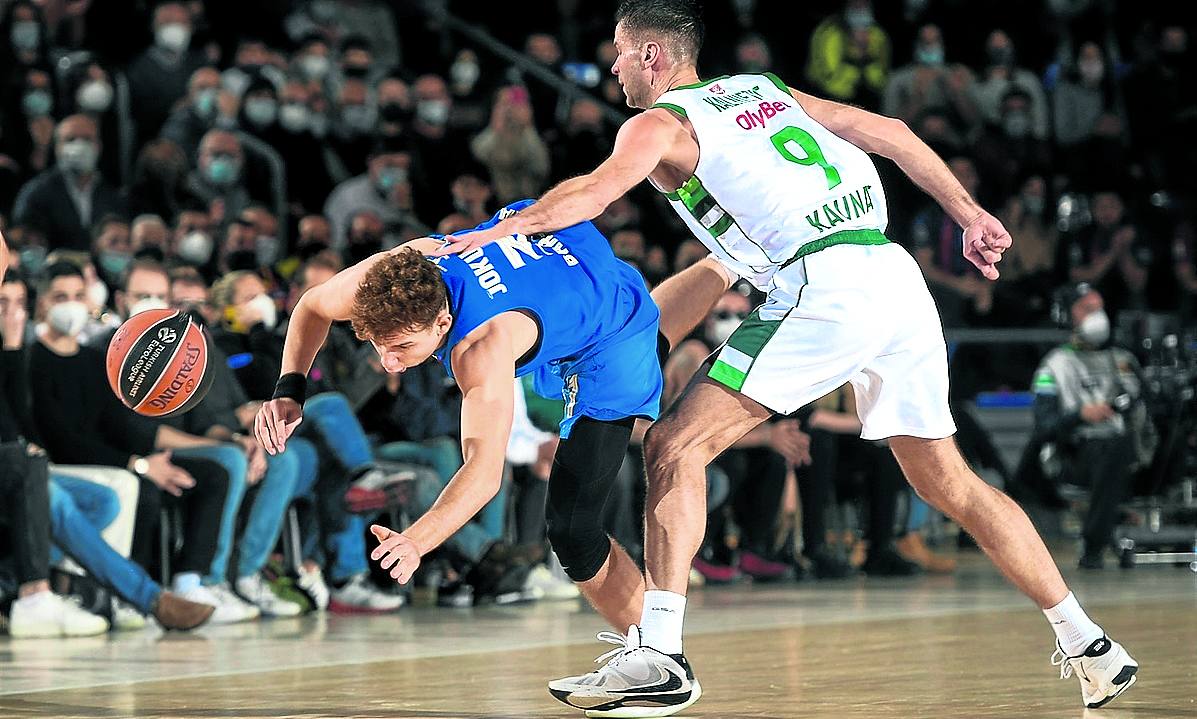 Mantas Kalnietis (Zalgiris) frena en falta al blaugrana Rokas Jokubaitis.