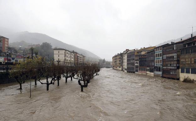 El Cadagua, a su paso por Balmaseda el pasado fin de semana. 