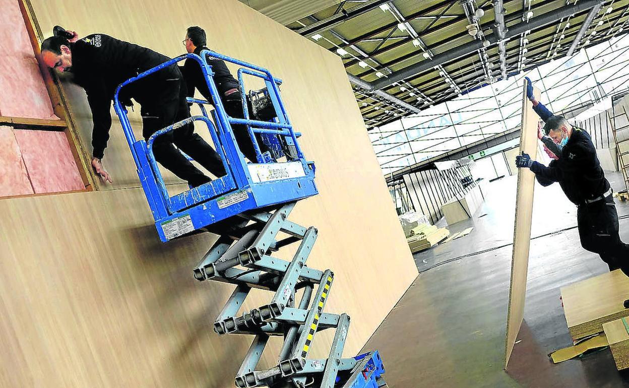 Operarios ultiman la instalación de la feria en el pabellón principal, Landako Gunea. 