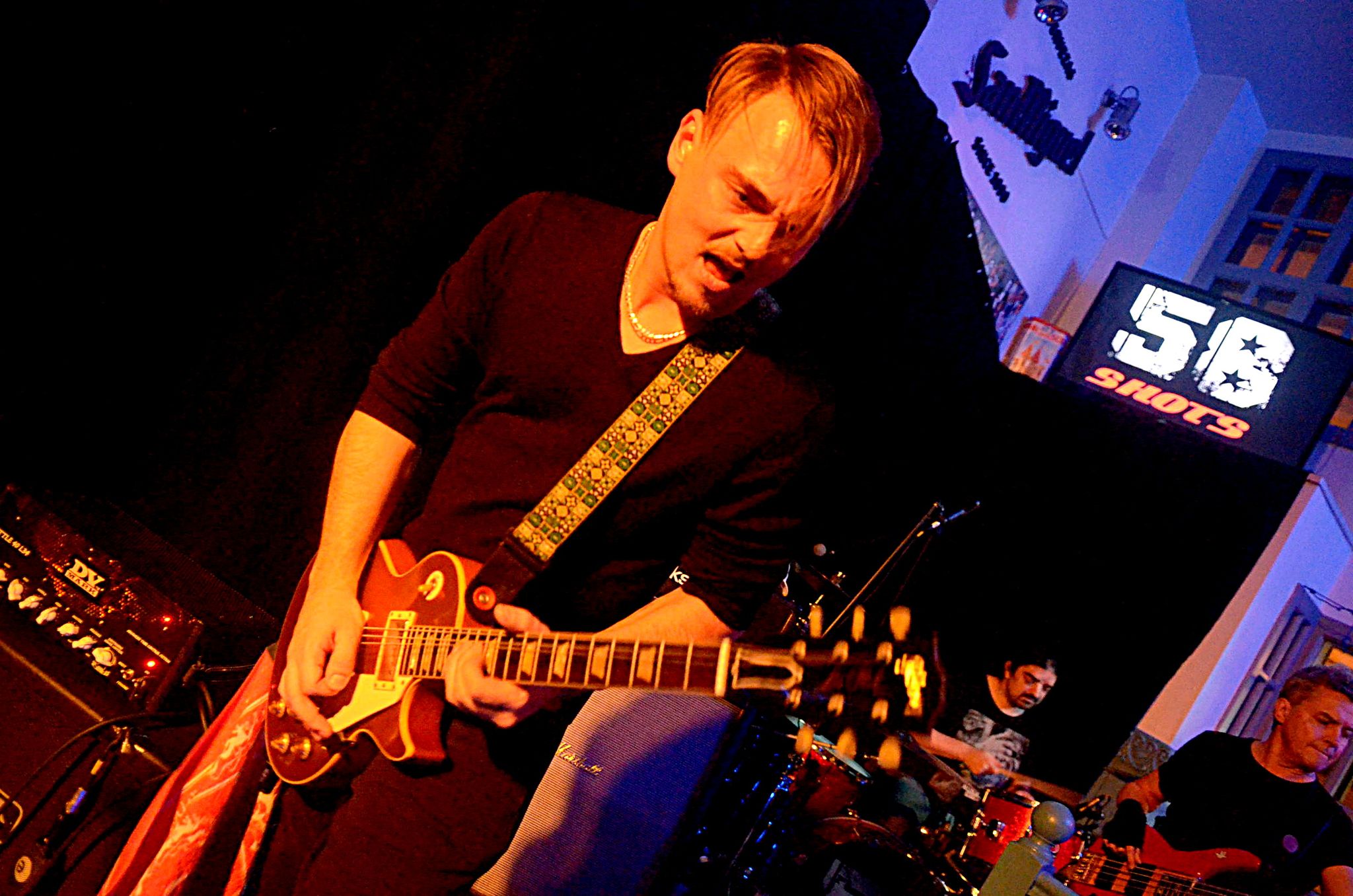 El hacha solista William y la sólida base rítmica de 58 Disparos. 