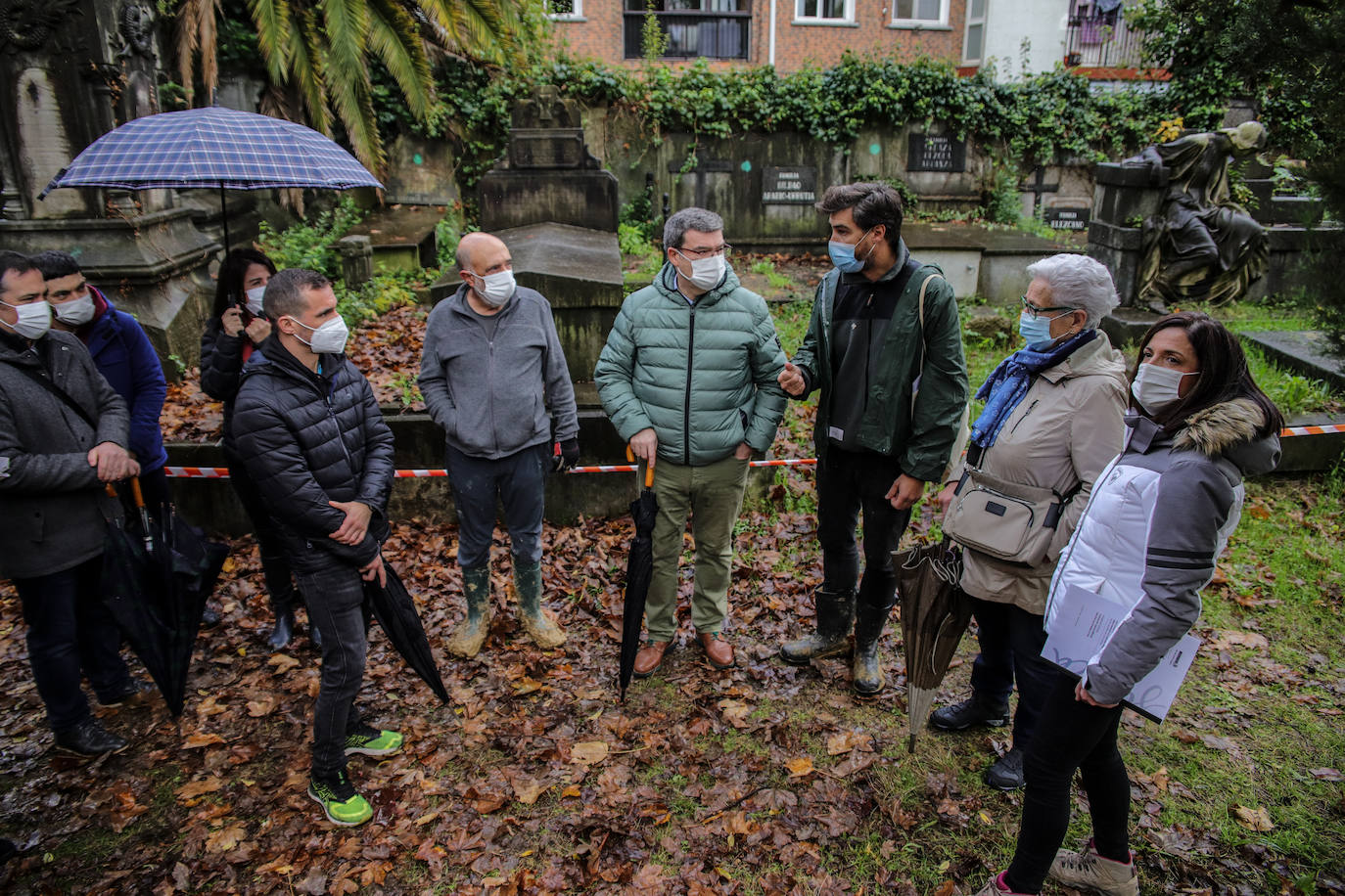 Fotos: Comienza la exhumación de 60 víctimas de la Guerra Civil en el cementerio de Begoña