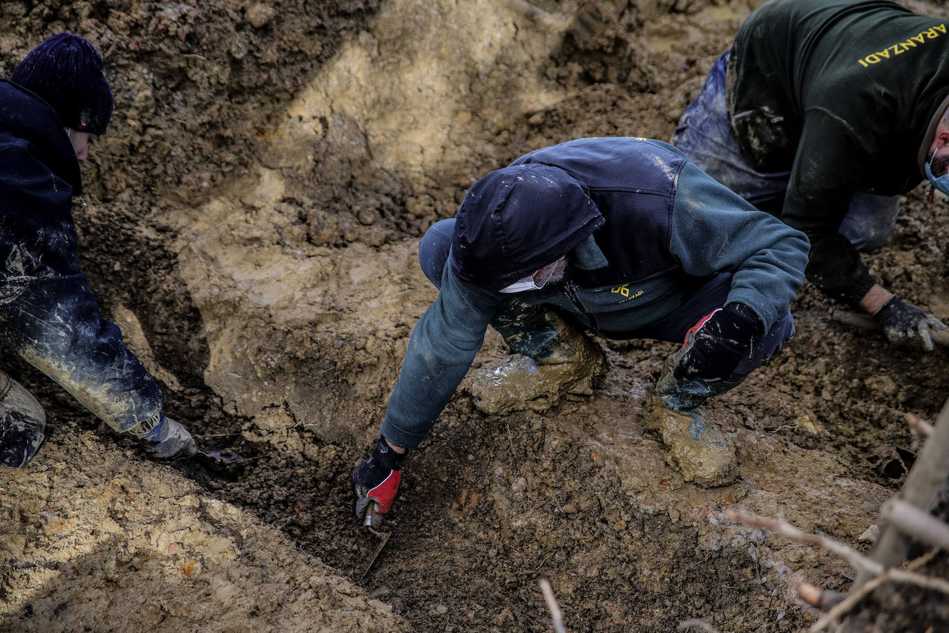 Fotos: Comienza la exhumación de 60 víctimas de la Guerra Civil en el cementerio de Begoña