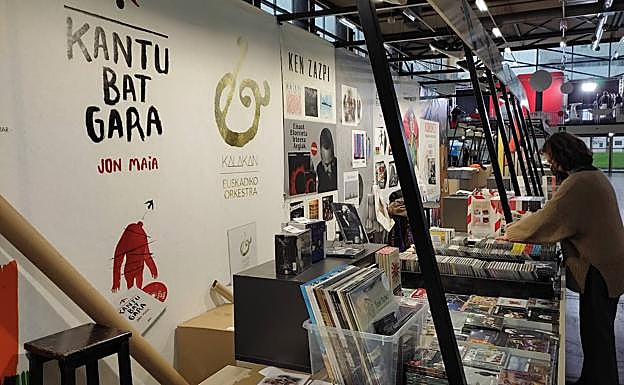 La Azoka arranca sin aglomeraciones pero con un flujo continuo en su edición con cita previa