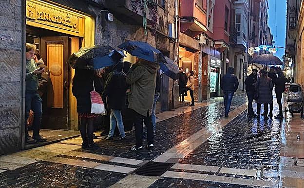 Aspecto que presentaba esta tarde Goienkale, la zona de bares de Durango.