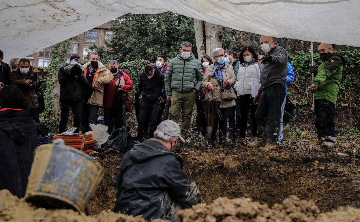 Tareas de exhumación en el cementerio de Begoña. Fernanda la Hera, entre Aburto y Artolazabal, escuchal forense Paco Etxebarria. 