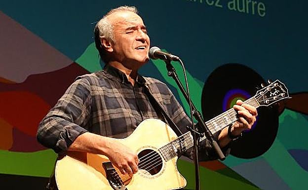 Gontzal Mendibilen kantuen erritmoan eman diote ongi etorria 56. edizioari