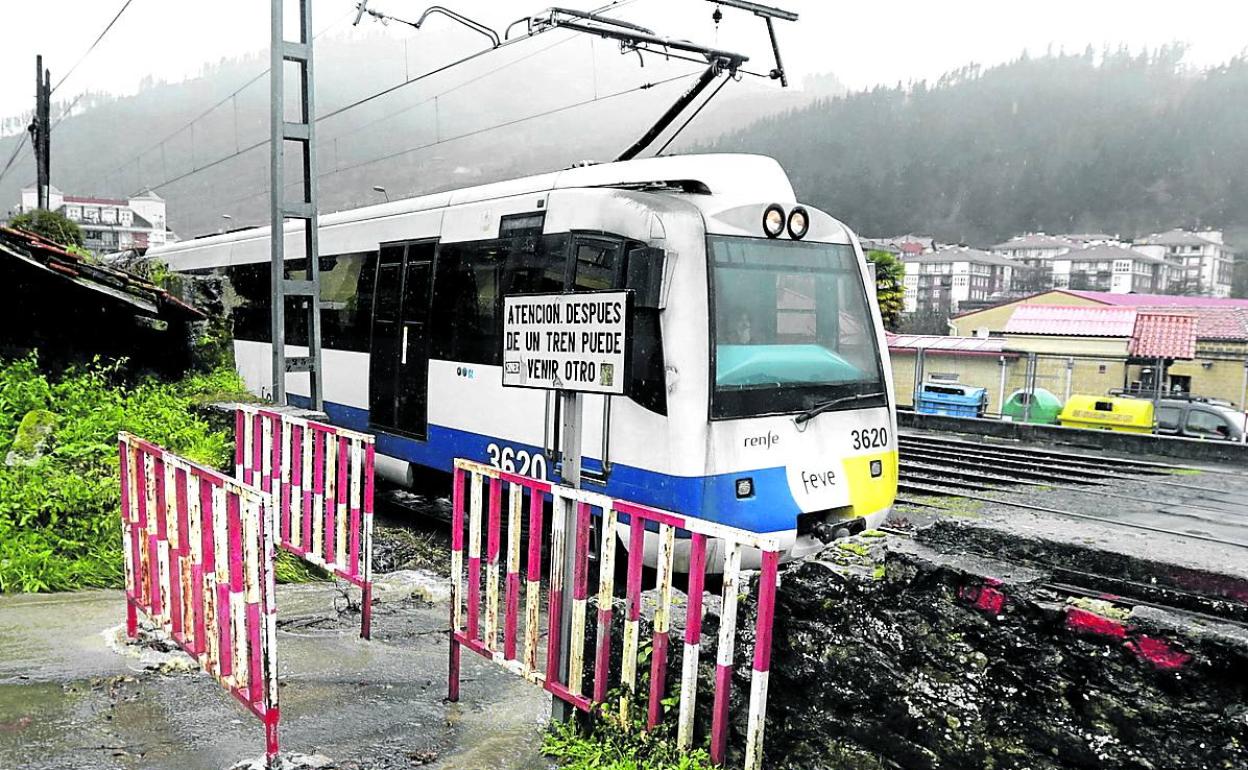 La línea de Balmaseda será la primera de vía estrecha en sufrir el cambio. 