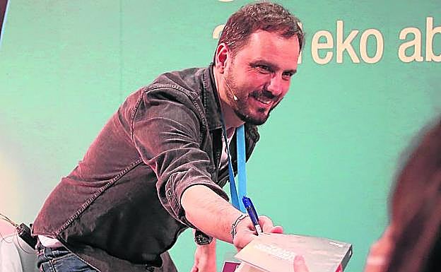 «Soy feliz siendo delfín», confiesa Kirmen Uribe