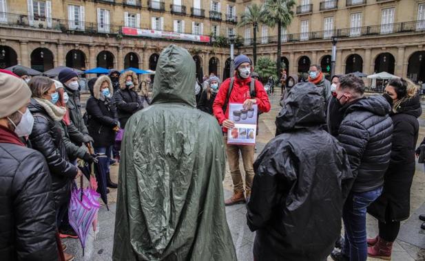 Imagen principal - En la primera imagen, un grupo realiza un free tour en la Plaza Nueva. En la segunda, los ingenieros indios, que mañana regresan a su país. A la derecha, dos de las filipinas residentes en Barcelona que se han acercado a visitar la capital vizcaína.