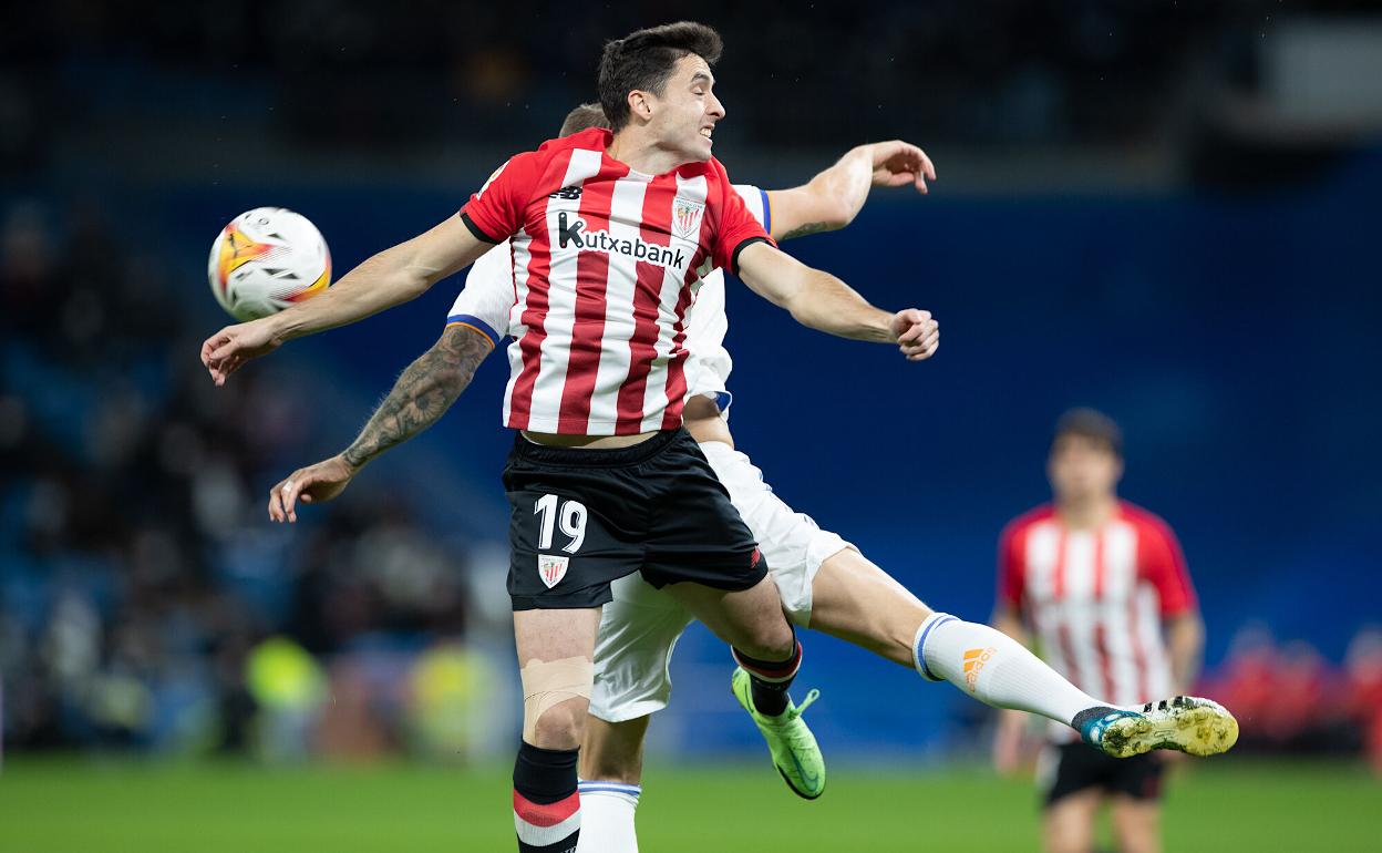 Zarraga disputa un balón aéreo en el Santiago Bernabéu.
