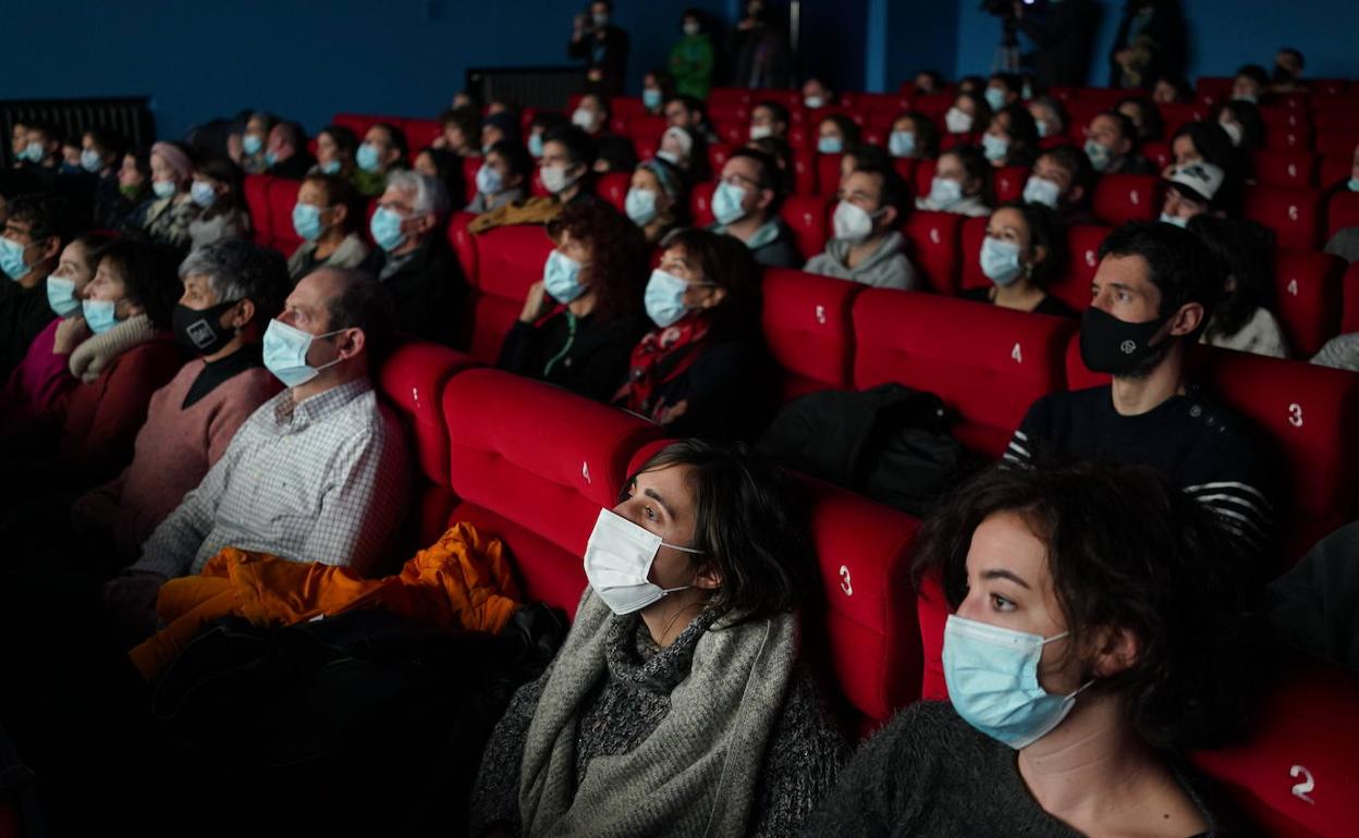 Behe Nafarroako 50 bat herritar etorri ziren 'Bañolet' telesailaren estreinaldira 