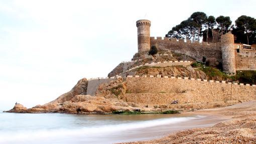 Otro de esos lugares de la Costa Brava, entre la ciudad de Barcelona y la frontera francesa, que deben aparecer en cualquier listado de pueblos con encanto en España. El recinto amurallado de la Vila Vella, declarado monumento histórico-artístico nacional en 1931, es una estampa clásica, junto a la playa, de la localidad. Fue construido a principios del siglo XIII, y conserva su perímetro prácticamente intacto, con sus cuatro torreones y tres torres cilíndricas rematadas por matacanes. El interior está compuesto por callejones estrechos pavimentados con guijarros que, en el momento de su máximo esplendor (siglo XV), integraba unas ochenta casas, entre ellas la antigua iglesia de San Vicente.