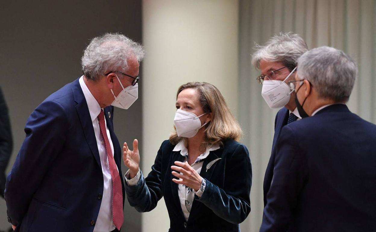 La vicepresidenta económica, Nadia Calviño, en la reunión del Eurogrupo de este lunes. 