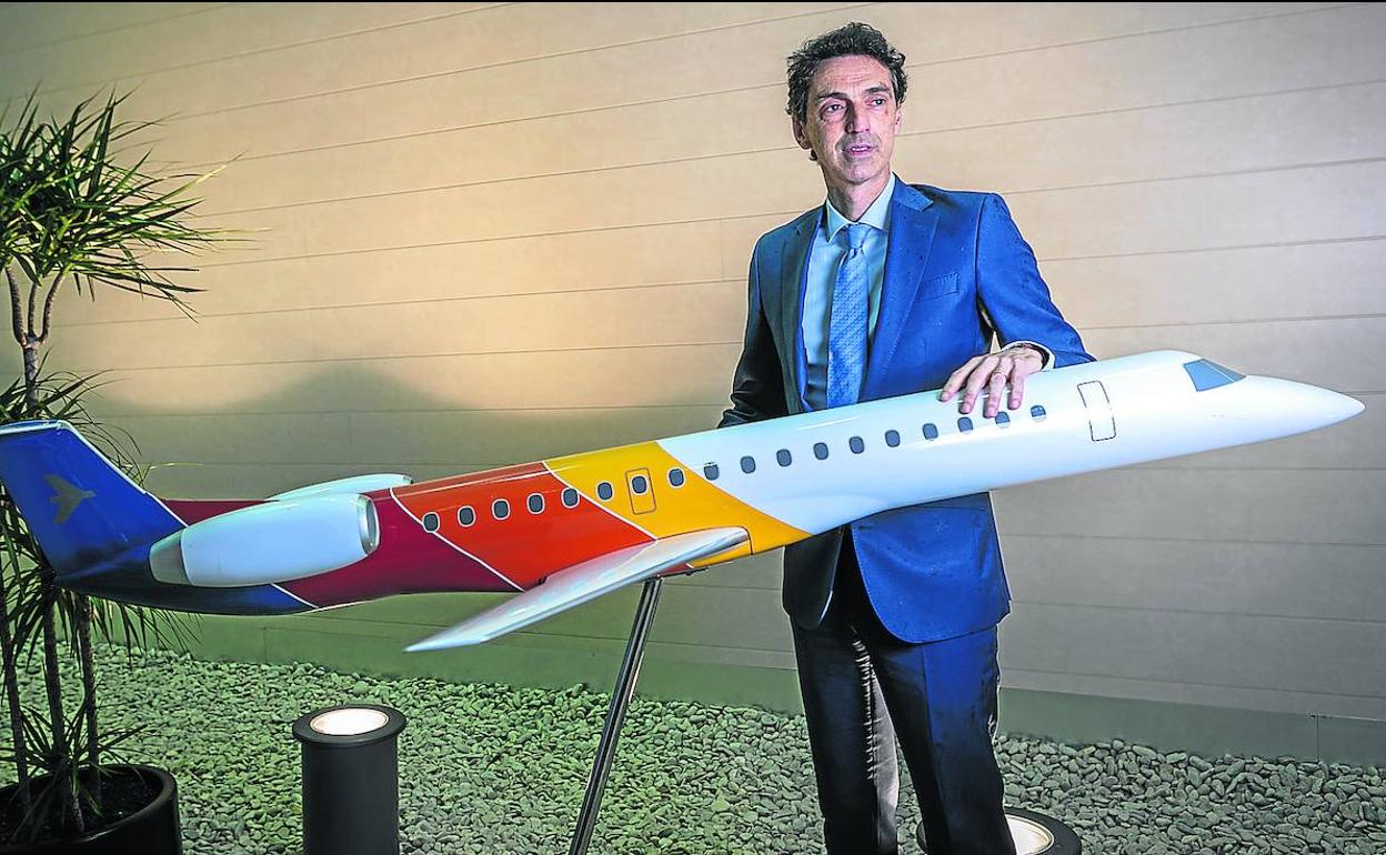 Ricardo Chocarro, consejero delegado de Aernnova, junto a una maqueta del Embraer 145, el primer avión en el que participó la empresa alavesa. 